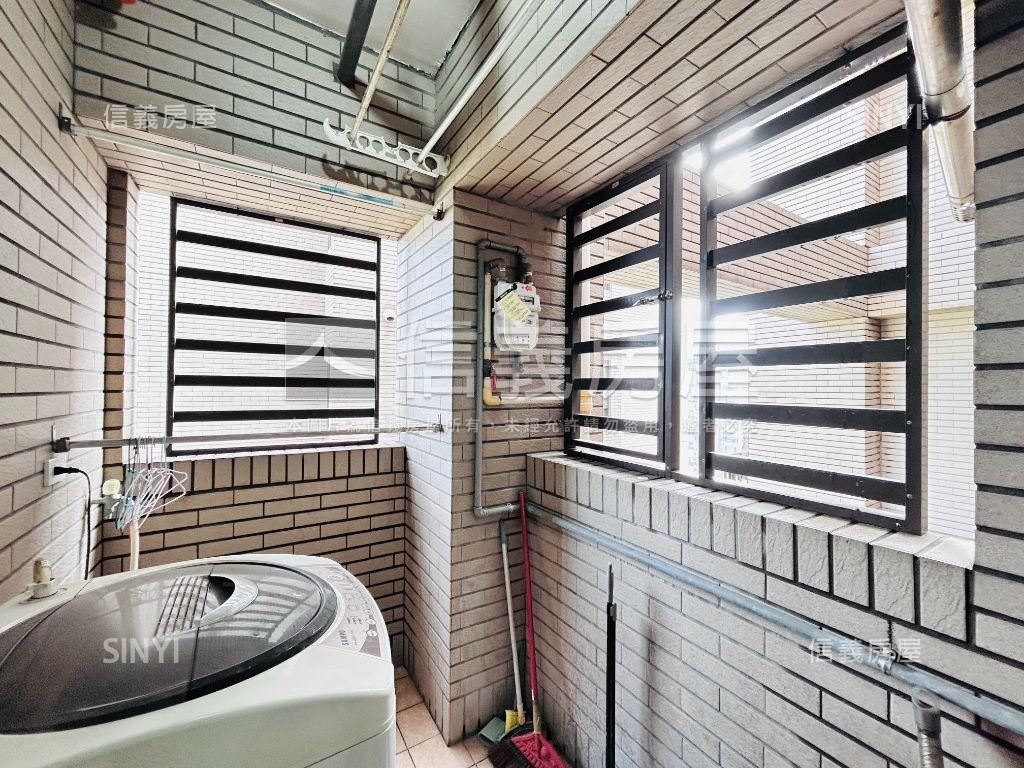 閱讀萊茵兩房平面車位房屋室內格局與周邊環境