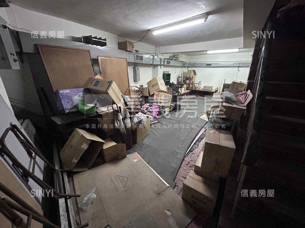 急售！西屯大地坪角間透店房屋室內格局與周邊環境