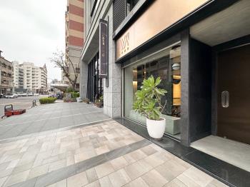 北高三鐵共站寬敞金店車位
