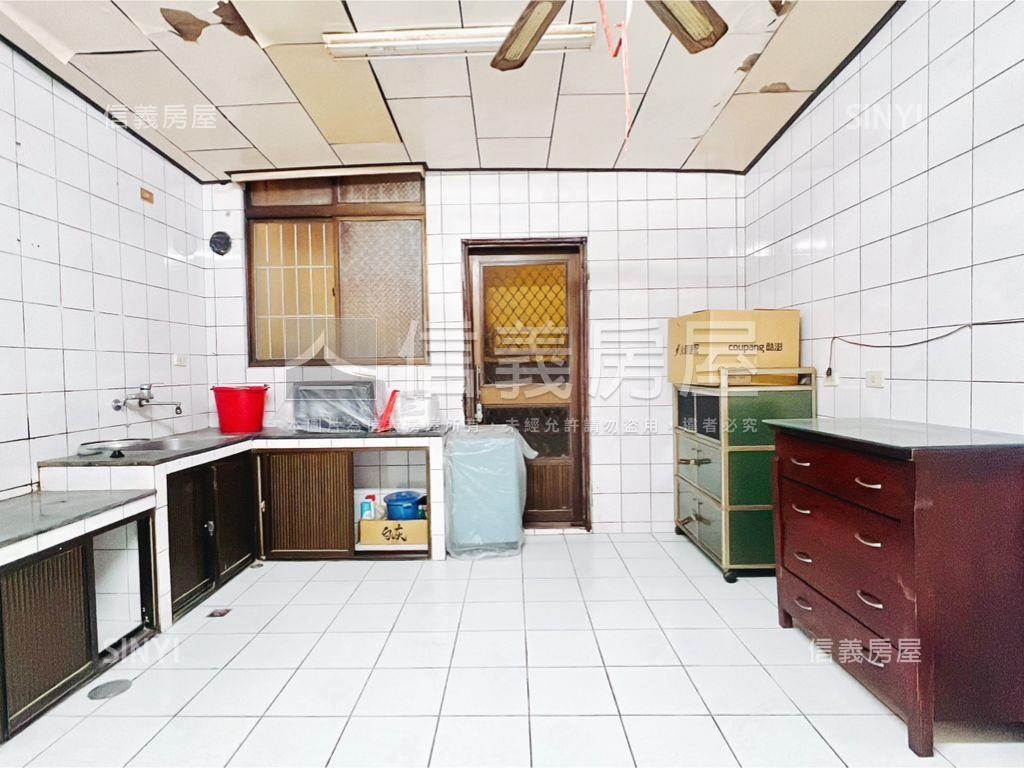 稀有好便利透天近水湳市場房屋室內格局與周邊環境