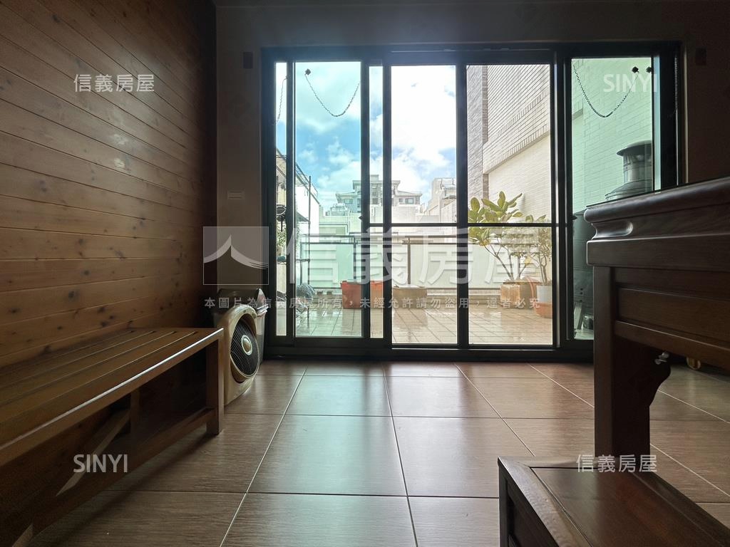 皇龍上院來大車庫別墅房屋室內格局與周邊環境