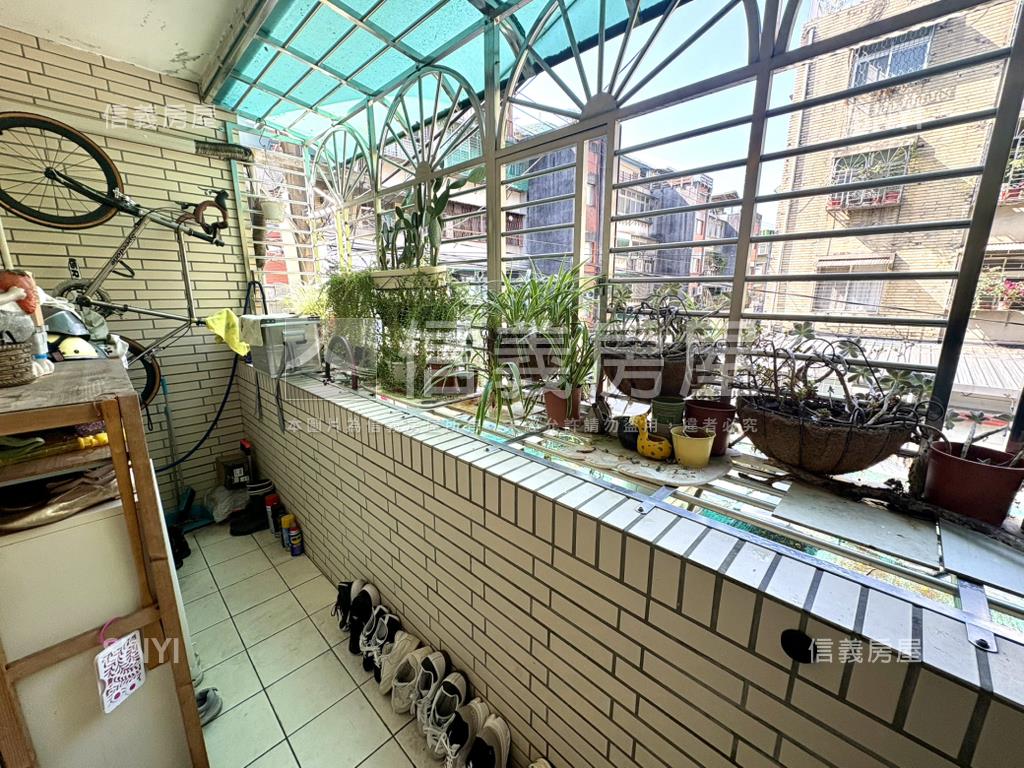 區公所華中街邊間漂亮美宅房屋室內格局與周邊環境