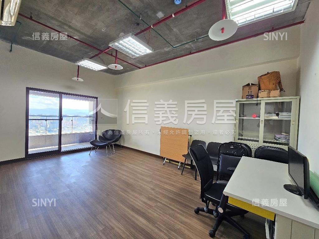 廣二頂樓大器四房三車位房屋室內格局與周邊環境