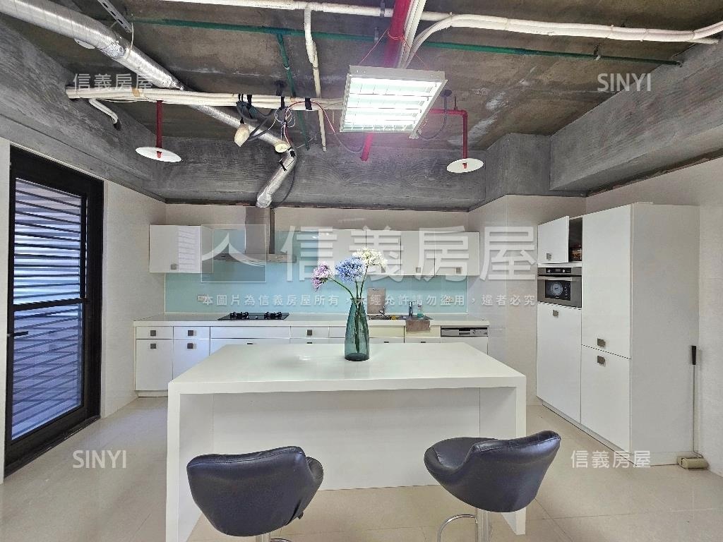 廣二頂樓大器四房三車位房屋室內格局與周邊環境