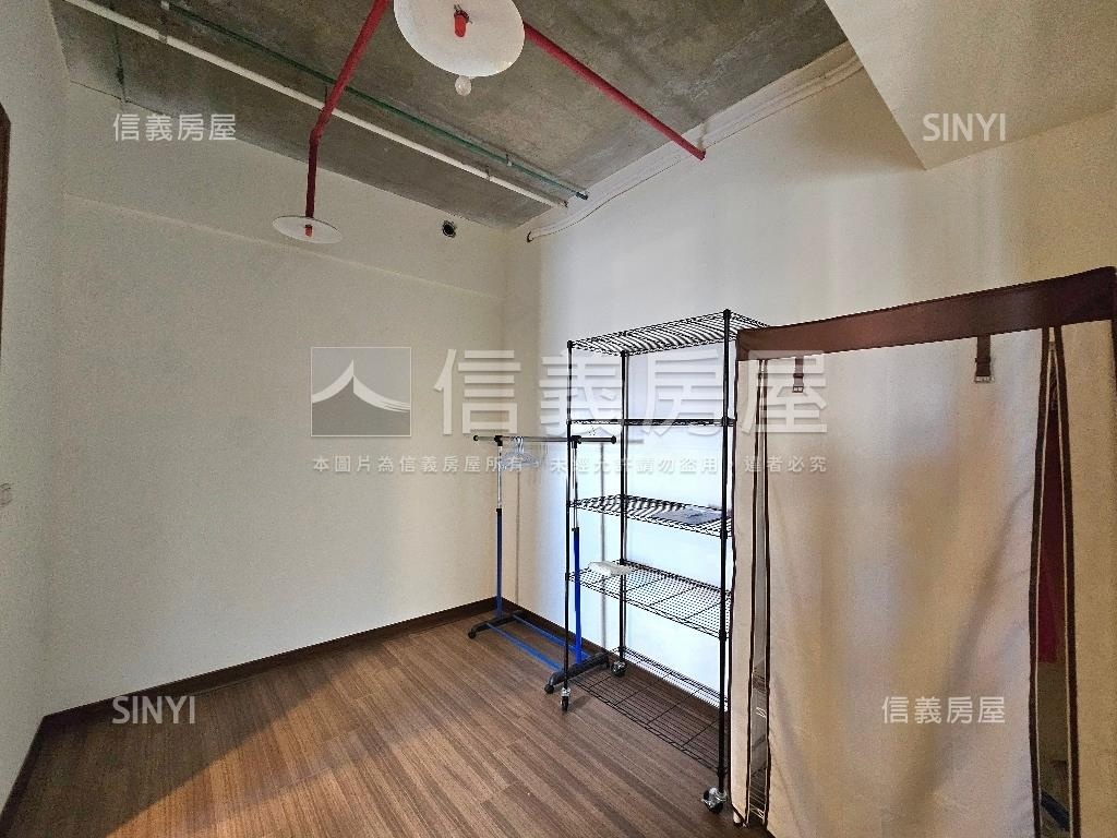 廣二頂樓大器四房三車位房屋室內格局與周邊環境