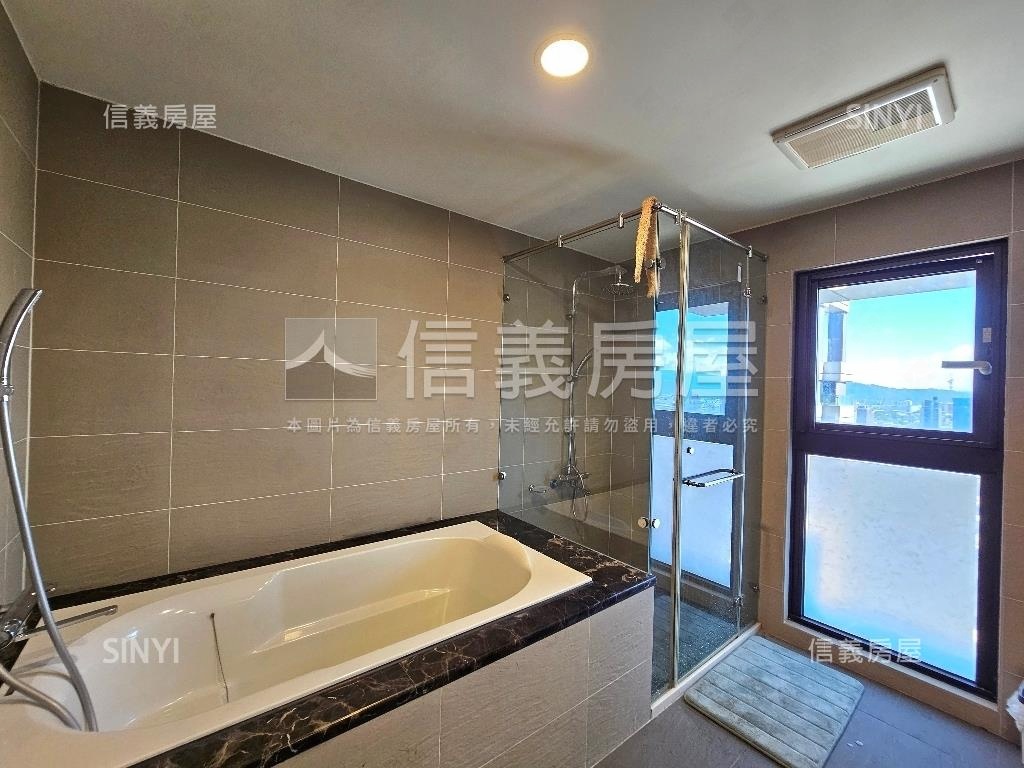 廣二頂樓大器四房三車位房屋室內格局與周邊環境