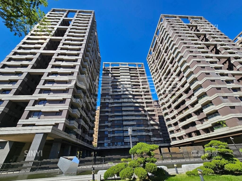 廣二頂樓大器四房三車位房屋室內格局與周邊環境