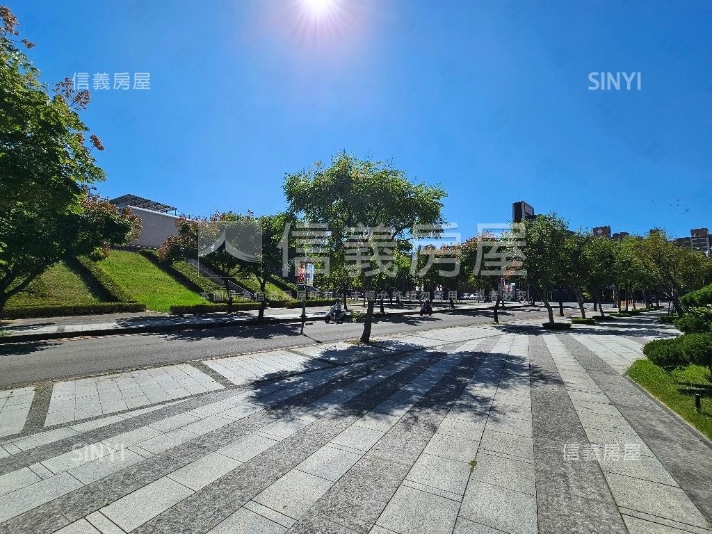 廣二頂樓大器四房三車位房屋室內格局與周邊環境