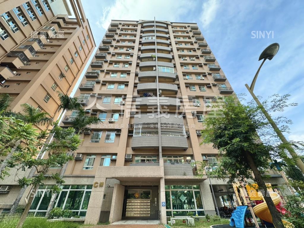 鳳山新城大三房平車房屋室內格局與周邊環境