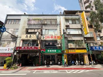 和平東路人潮顯著金店面
