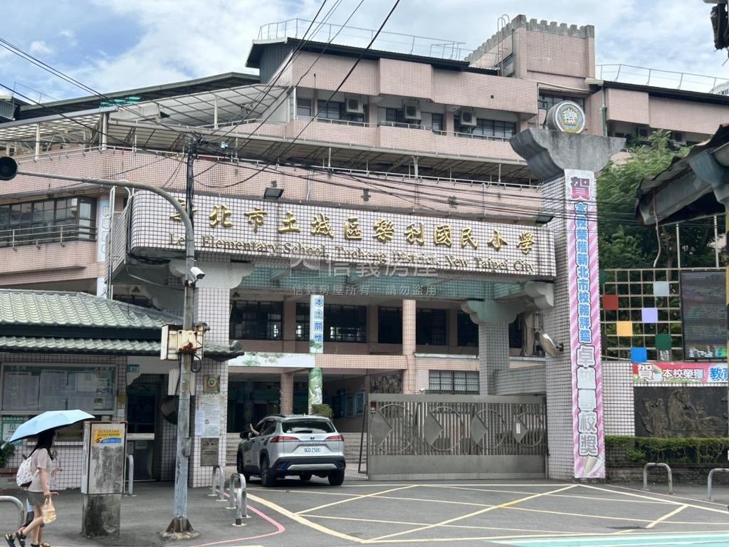 捷運海山˙頂樓藏富寓房屋室內格局與周邊環境