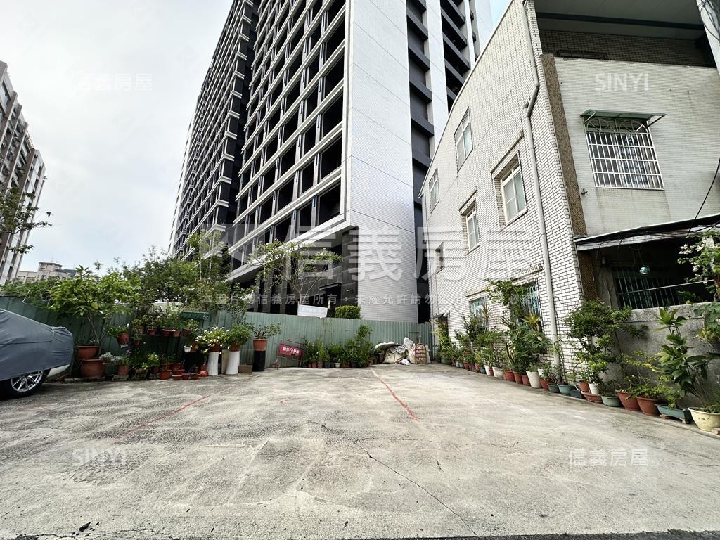 鳳山自地自建看過來就是這房屋室內格局與周邊環境