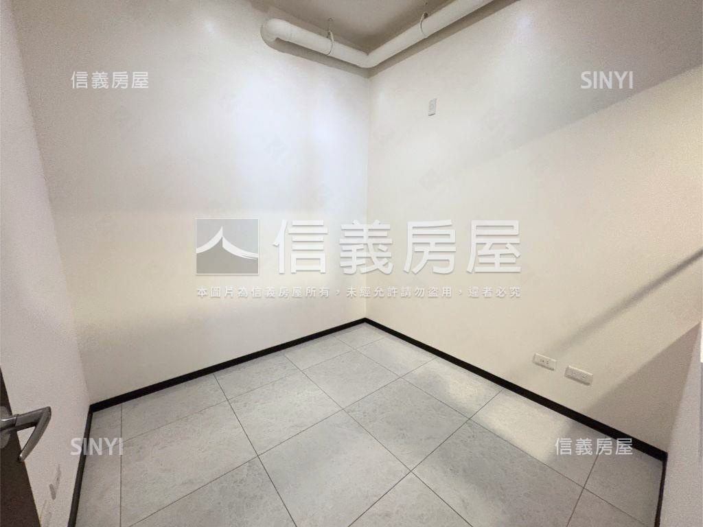 市區稀有釋出兩房車位房屋室內格局與周邊環境