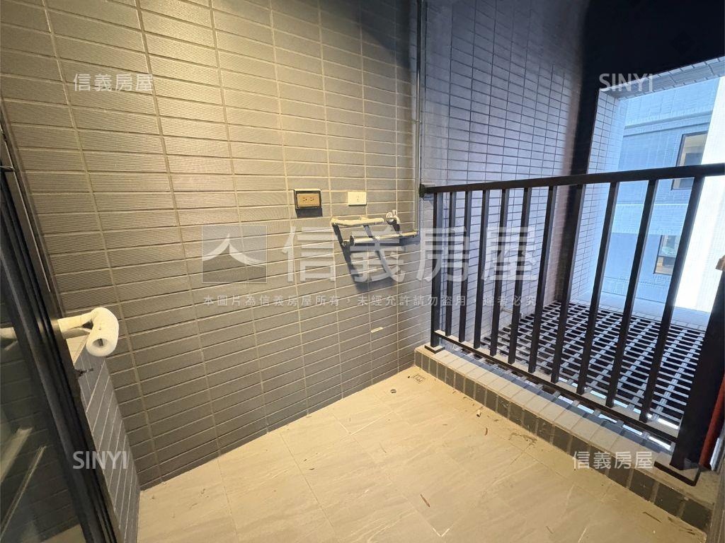 市區稀有釋出兩房車位房屋室內格局與周邊環境