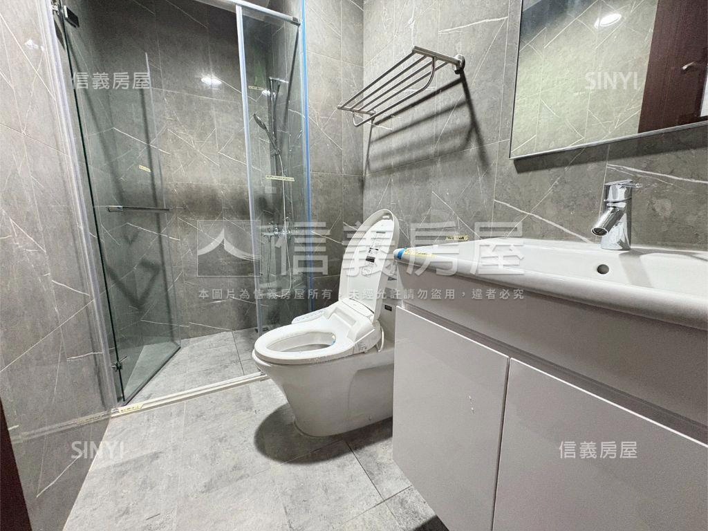 市區稀有釋出兩房車位房屋室內格局與周邊環境