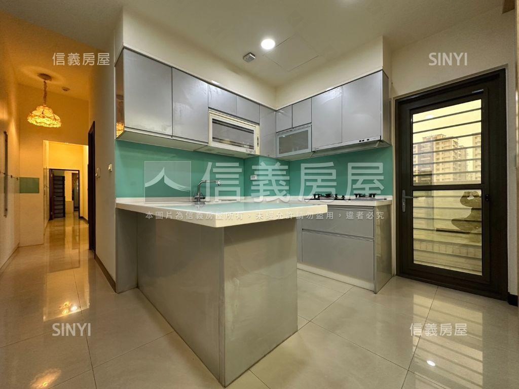 遠眺樹梢稀有華廈大戶房屋室內格局與周邊環境