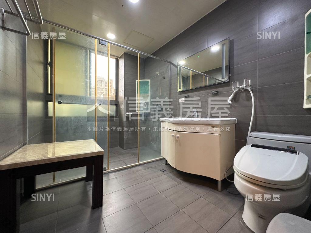 遠眺樹梢稀有華廈大戶房屋室內格局與周邊環境