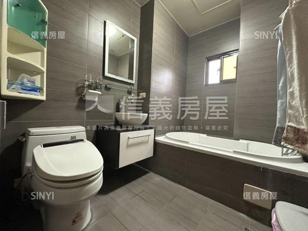 遠眺樹梢稀有華廈大戶房屋室內格局與周邊環境