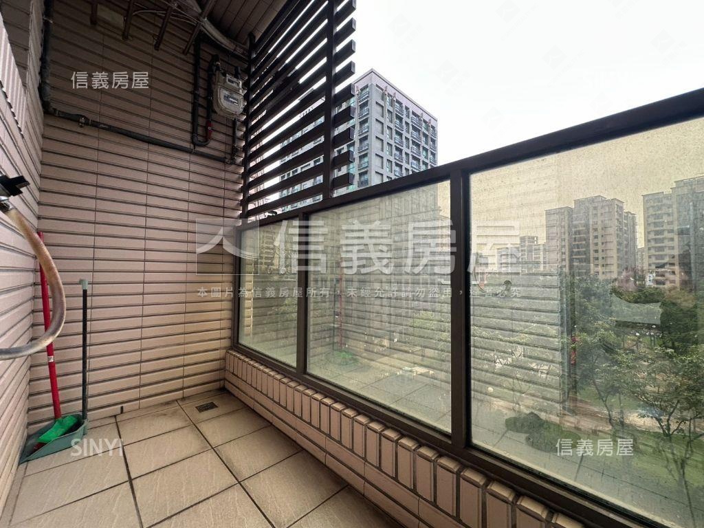 遠眺樹梢稀有華廈大戶房屋室內格局與周邊環境