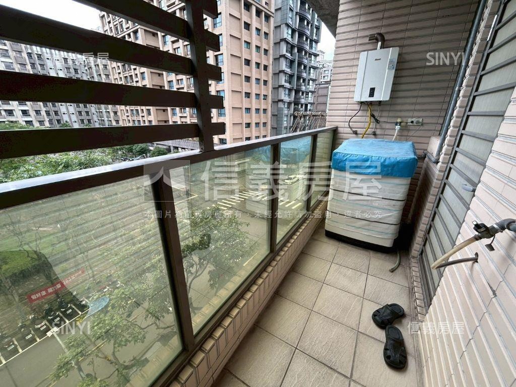 遠眺樹梢稀有華廈大戶房屋室內格局與周邊環境