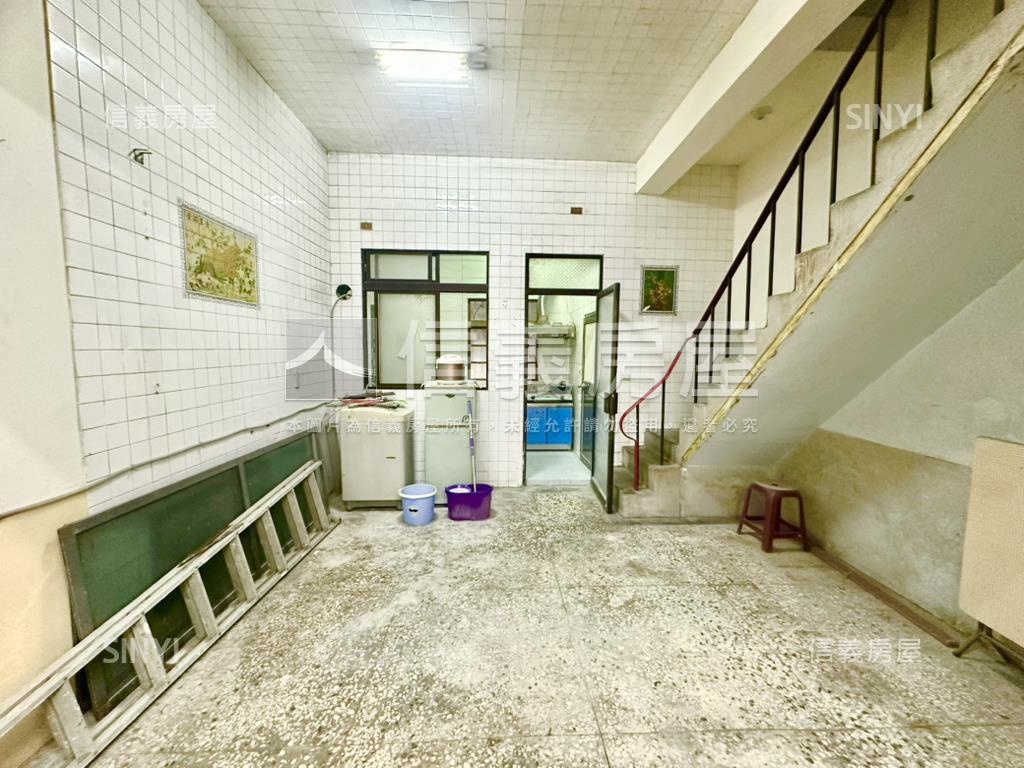 近中鋼，公寓１＋２樓店住房屋室內格局與周邊環境