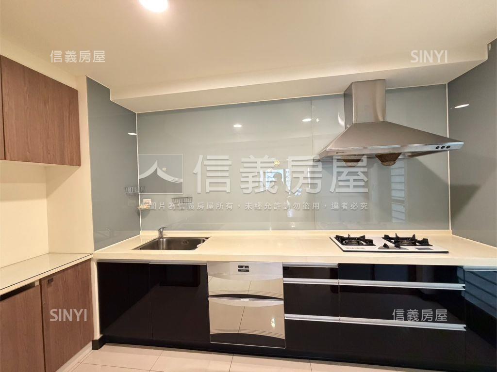 施華洛奇帝王樓層三房車位房屋室內格局與周邊環境