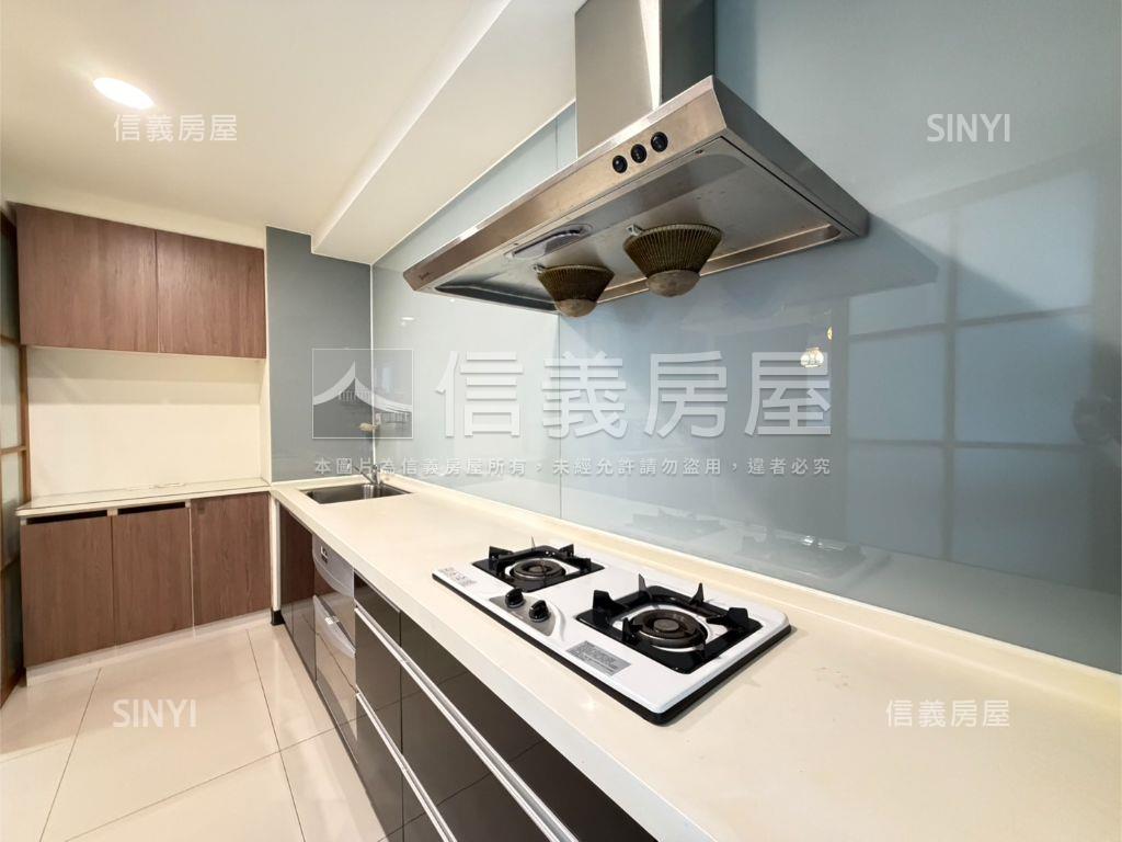 施華洛奇帝王樓層三房車位房屋室內格局與周邊環境