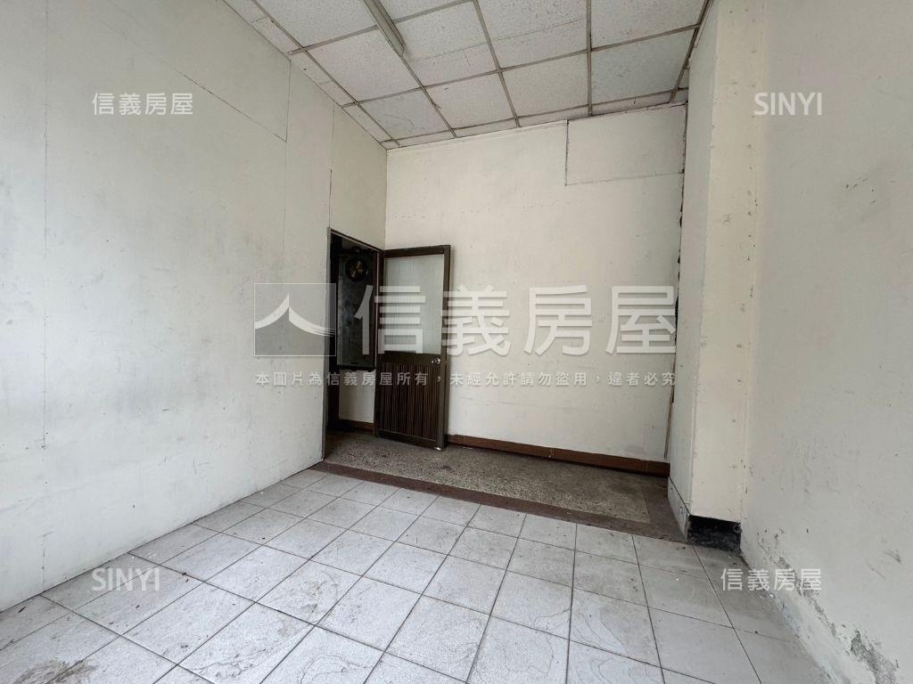 專任昌平低總價大面寬店面房屋室內格局與周邊環境