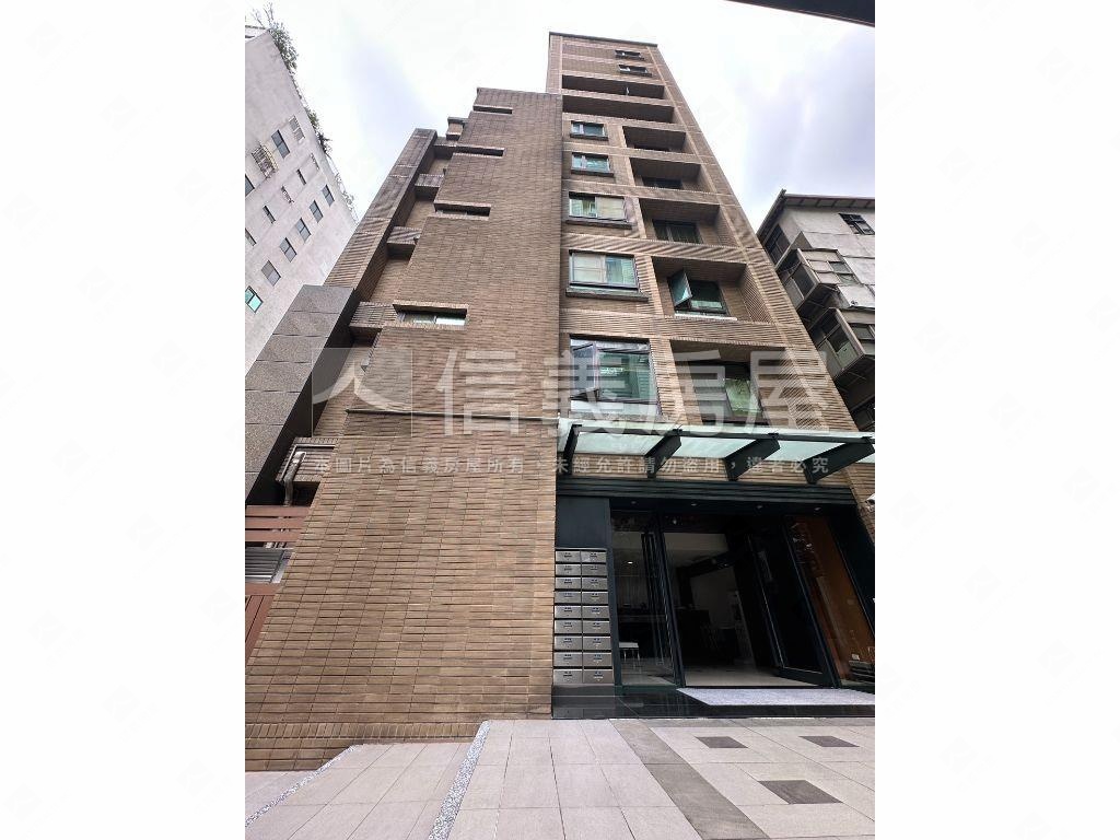 小巨蛋旁機械車位可停休旅房屋室內格局與周邊環境