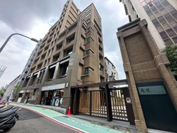 小巨蛋旁機械車位可停休旅