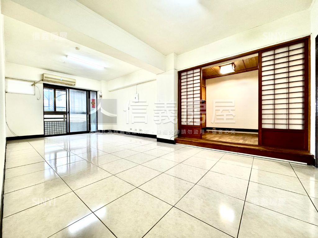 鳳翔天下３＋１房坡平車位房屋室內格局與周邊環境