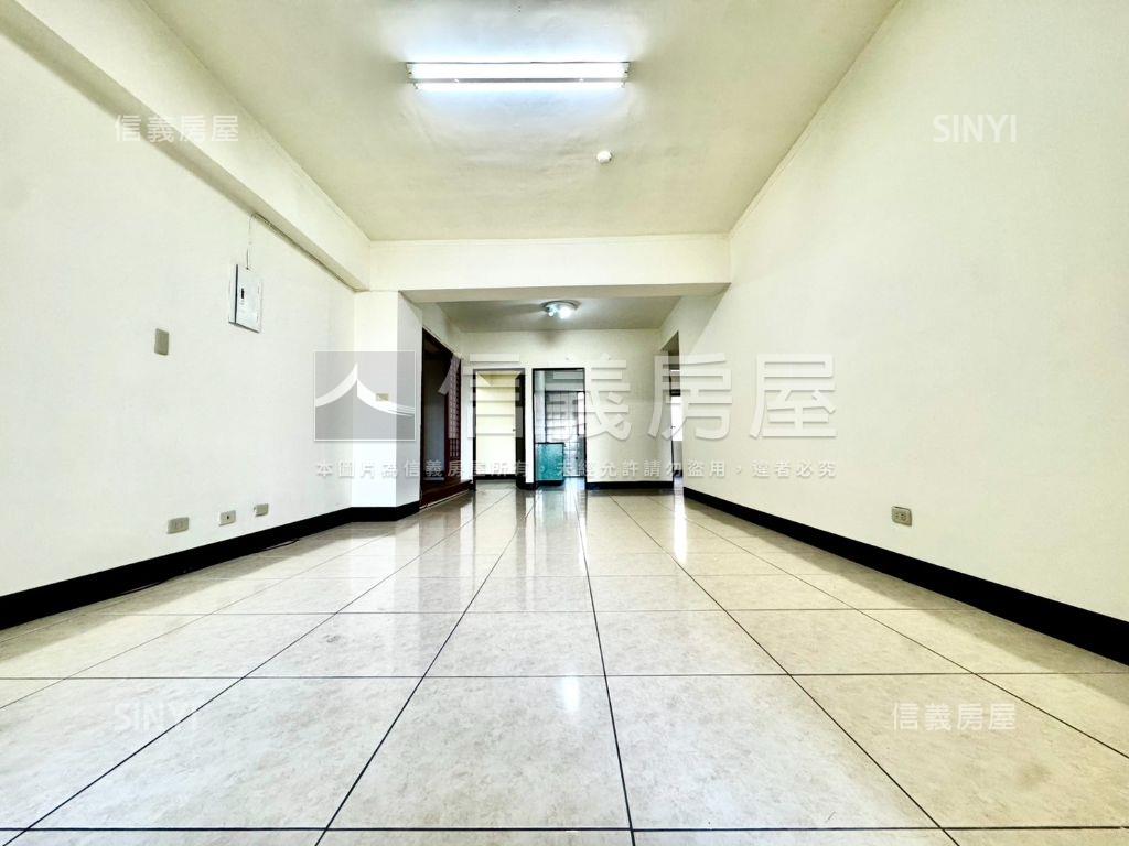 鳳翔天下３＋１房坡平車位房屋室內格局與周邊環境