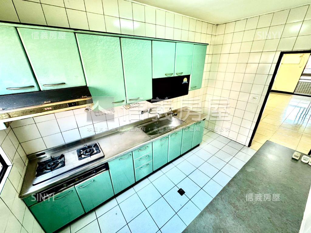 鳳翔天下３＋１房坡平車位房屋室內格局與周邊環境