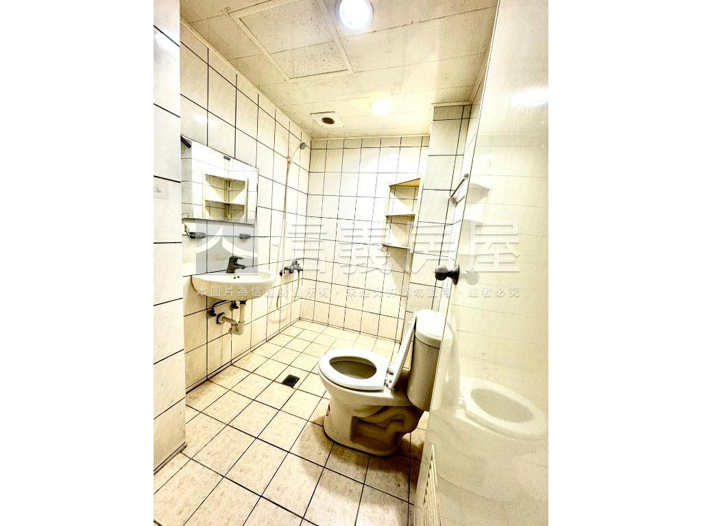 鳳翔天下３＋１房坡平車位房屋室內格局與周邊環境