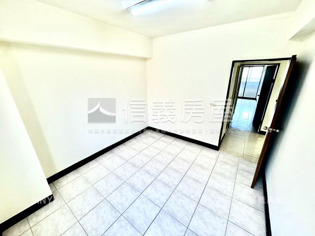 鳳翔天下３＋１房坡平車位房屋室內格局與周邊環境