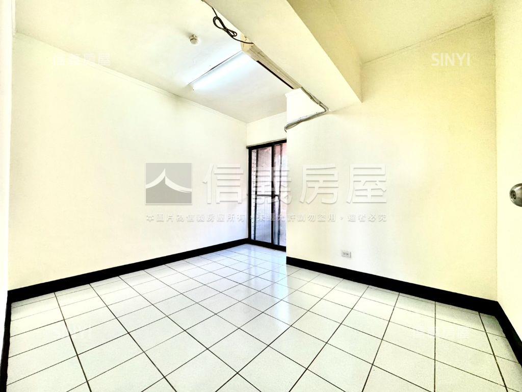 鳳翔天下３＋１房坡平車位房屋室內格局與周邊環境