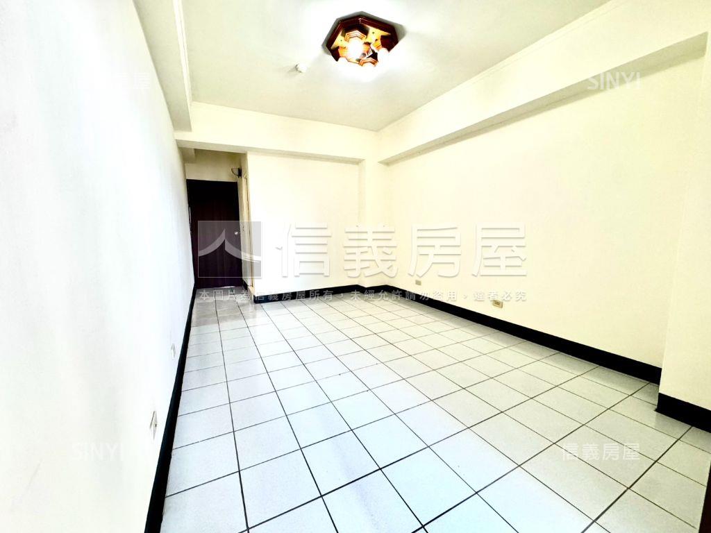 鳳翔天下３＋１房坡平車位房屋室內格局與周邊環境