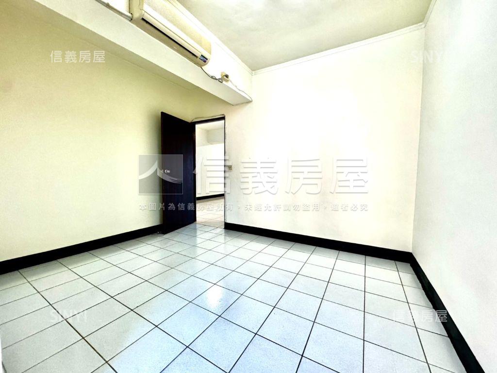 鳳翔天下３＋１房坡平車位房屋室內格局與周邊環境