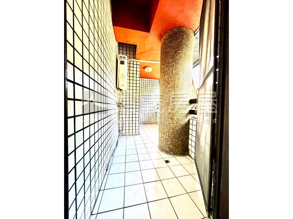 鳳翔天下３＋１房坡平車位房屋室內格局與周邊環境