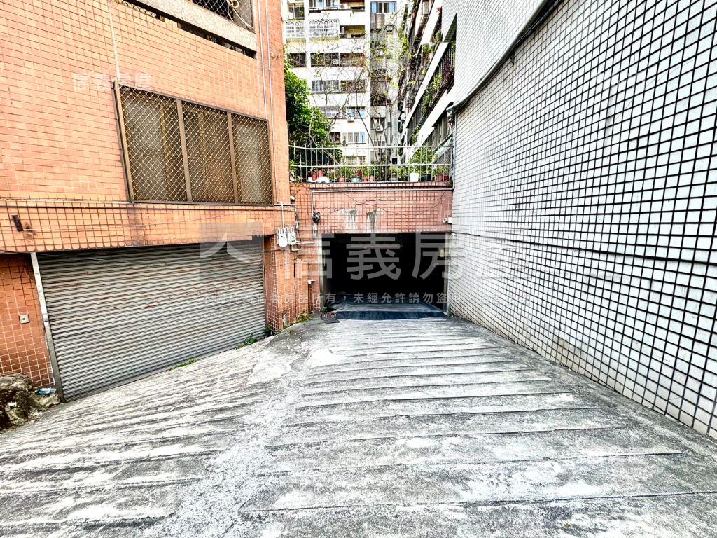 鳳翔天下３＋１房坡平車位房屋室內格局與周邊環境