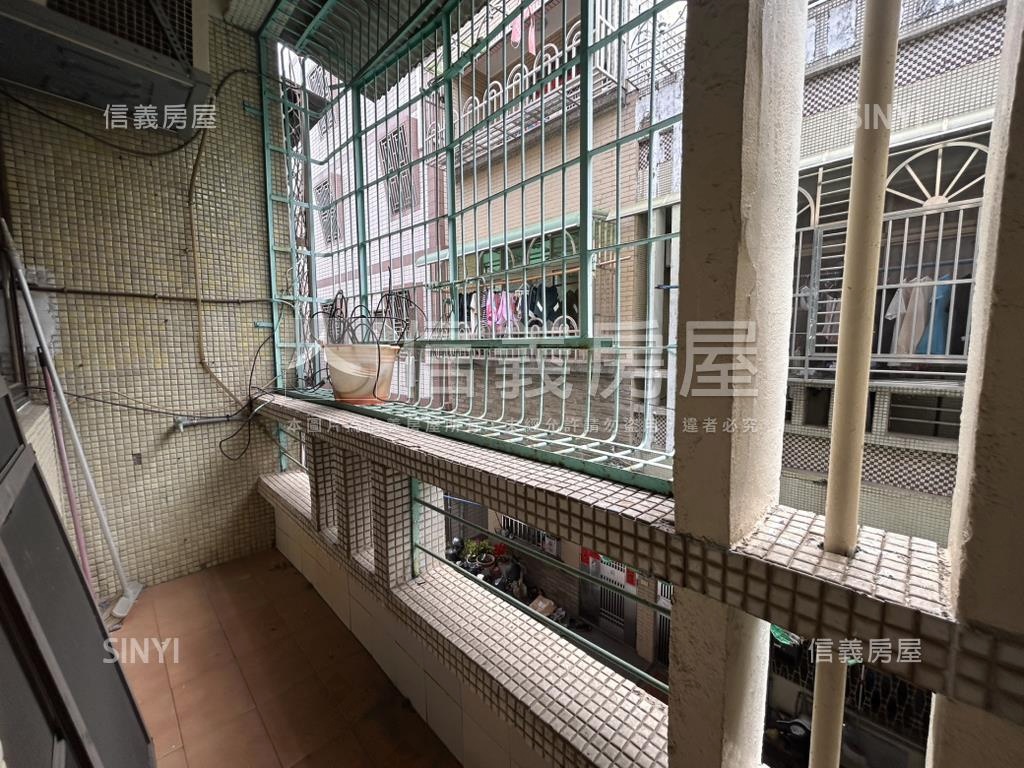 近鳳山中華夜市輕鬆透天厝房屋室內格局與周邊環境