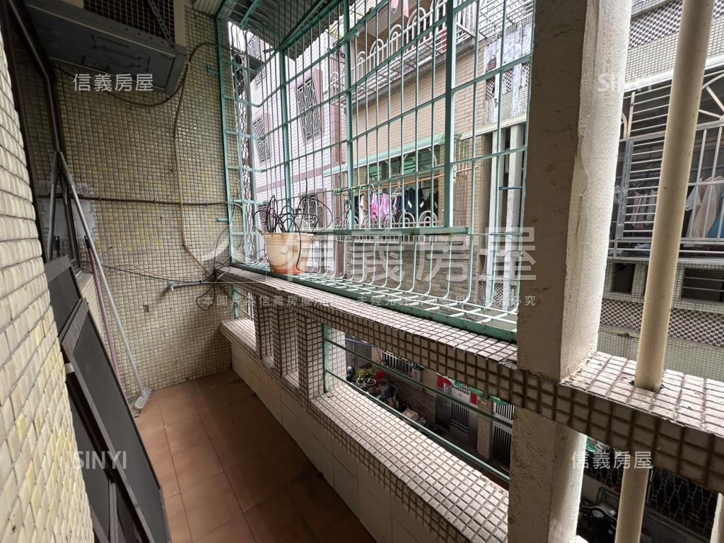 近鳳山中華夜市輕鬆透天厝房屋室內格局與周邊環境