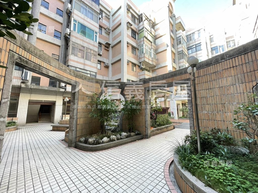 武陵路大三房加平面車位房屋室內格局與周邊環境