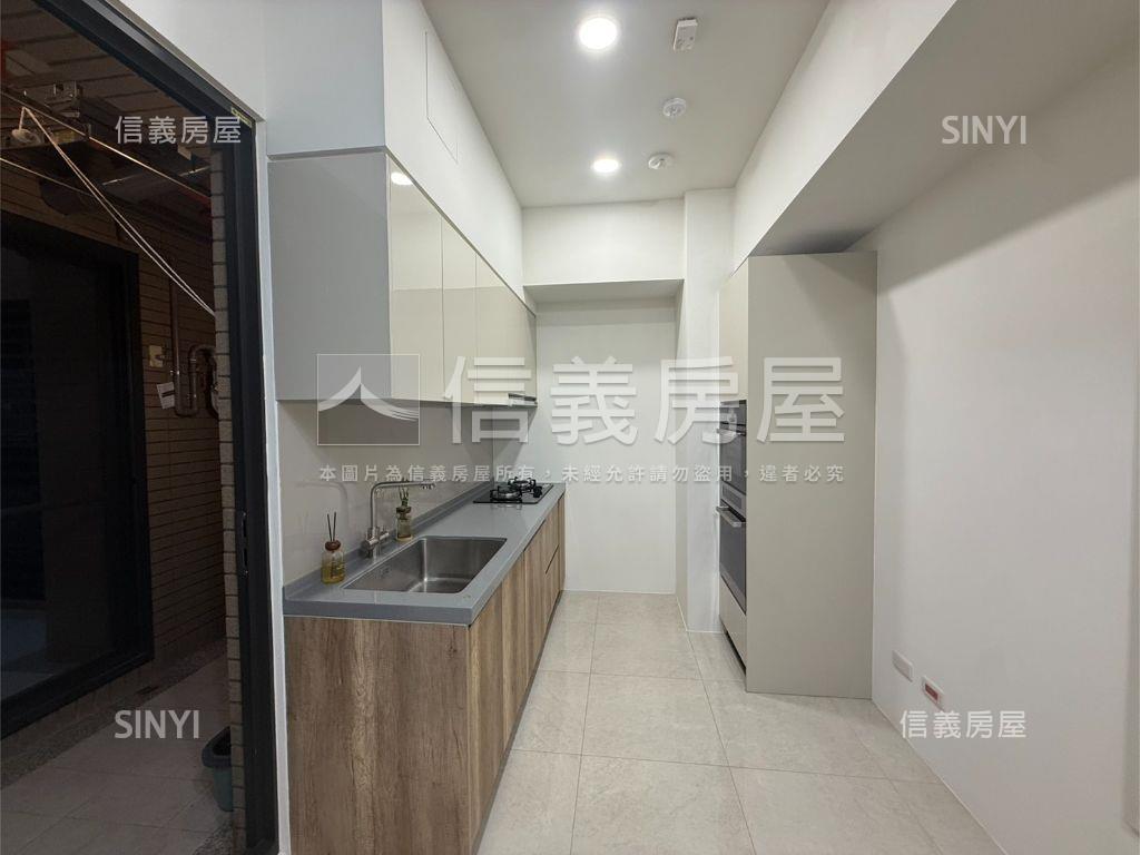 專任東區兩房兩衛大露臺戶房屋室內格局與周邊環境