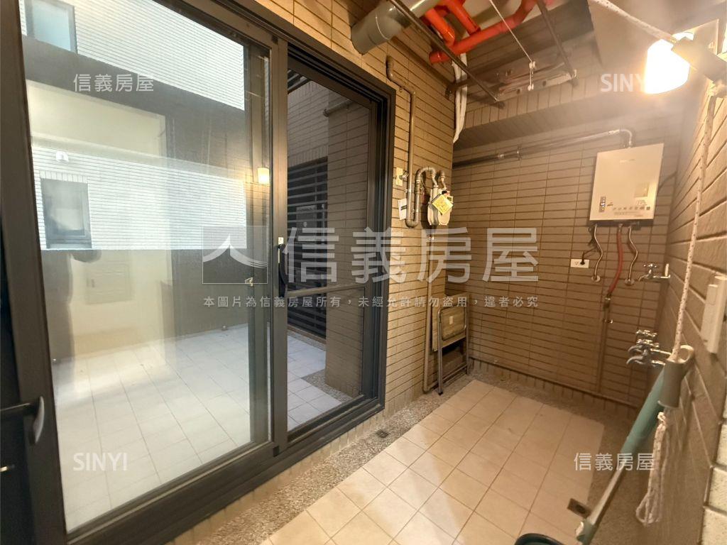 專任東區兩房兩衛大露臺戶房屋室內格局與周邊環境