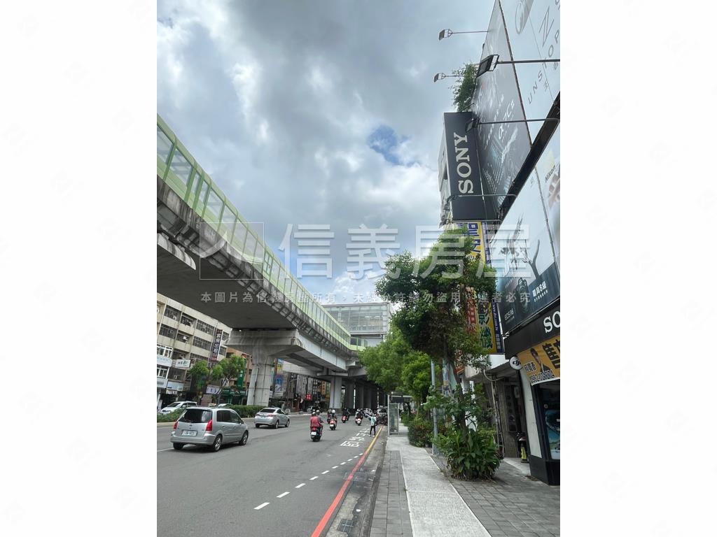 捷運文心櫻花站雙透店房屋室內格局與周邊環境