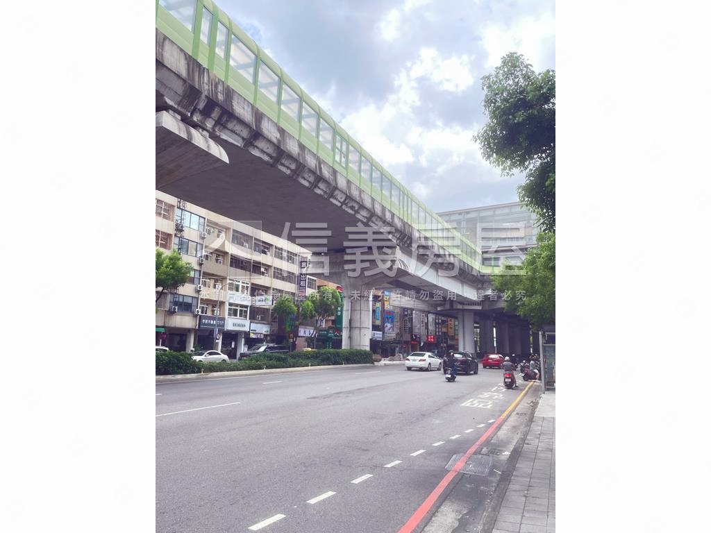 捷運文心櫻花站雙透店房屋室內格局與周邊環境