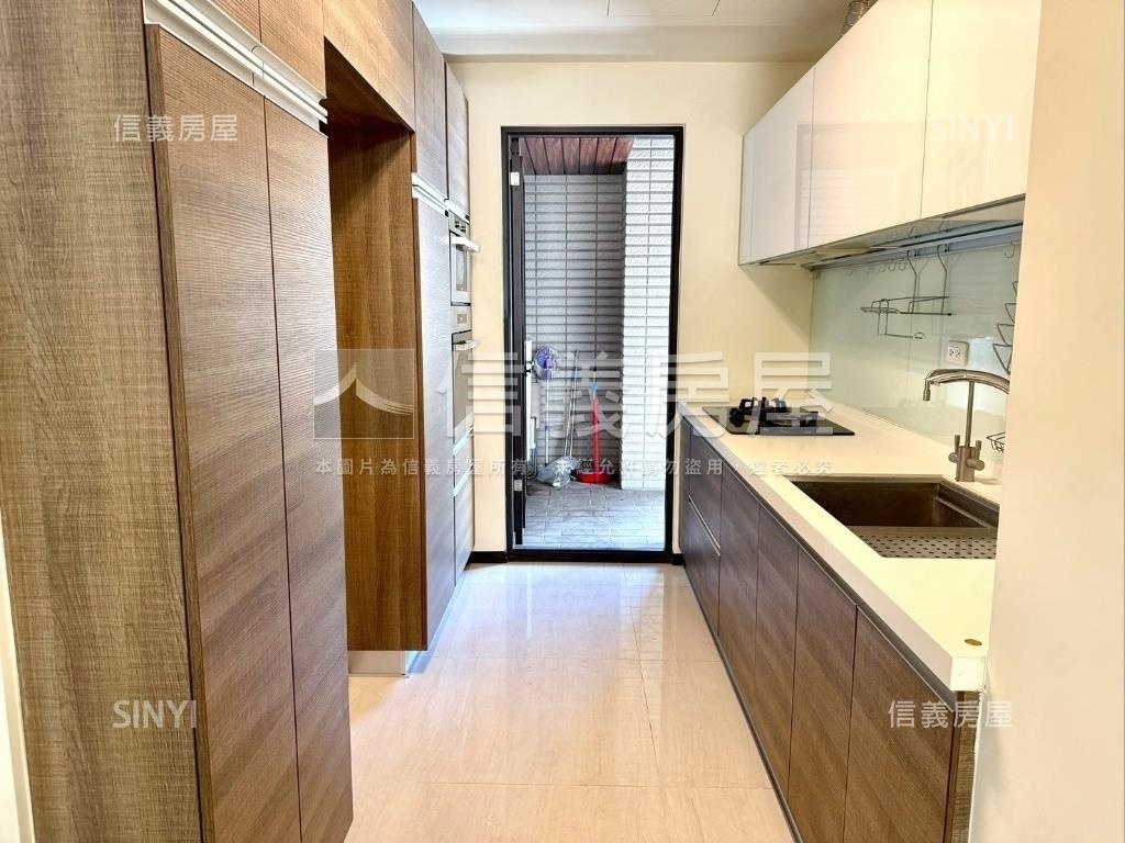 鼎藏富御三房雙車位房屋室內格局與周邊環境