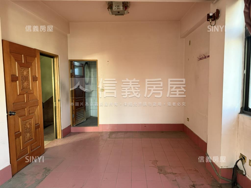 新營市場旁透天房屋室內格局與周邊環境