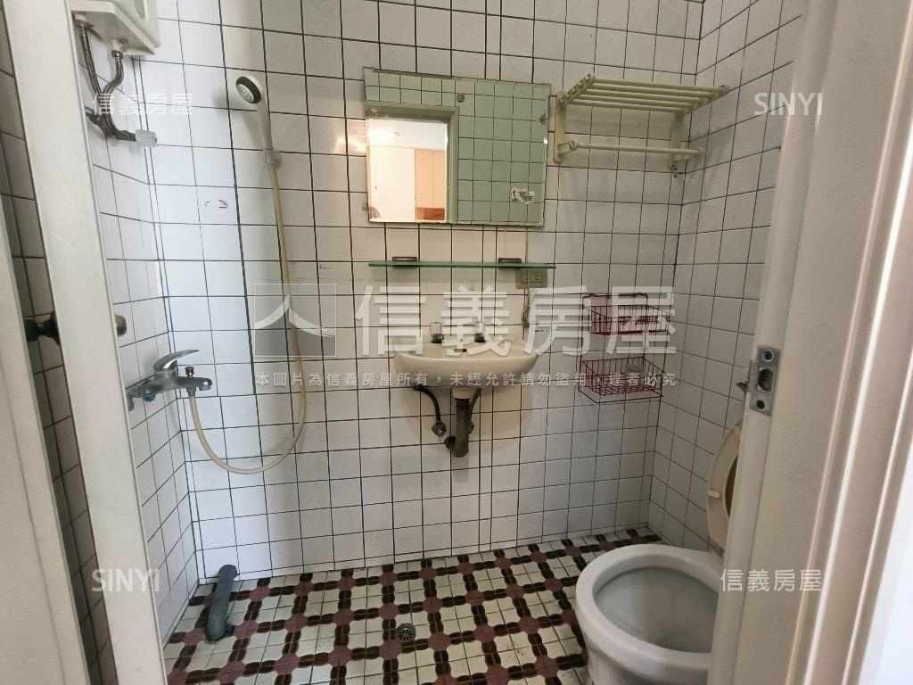 專任近火車站市區超值透天房屋室內格局與周邊環境